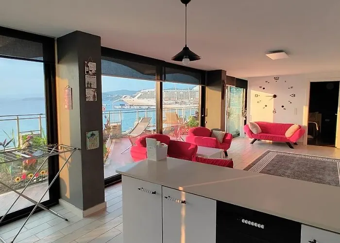 شقة Waterfront Glass Flat