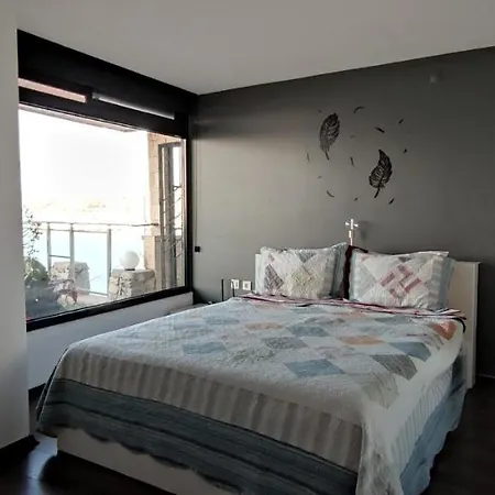 Waterfront Glass Flat Apartment *