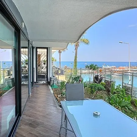 Waterfront Glass Flat Lejlighed *