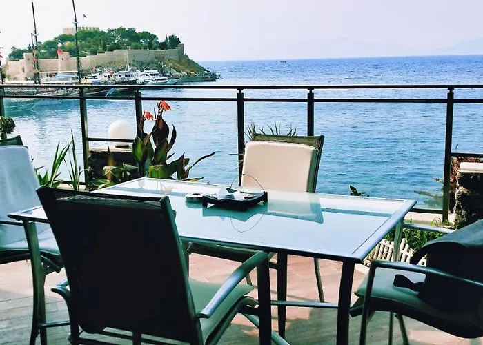 Waterfront Glass Flat شقة