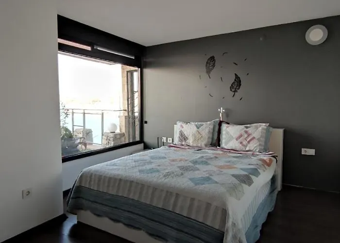 Waterfront Glass Flat Daire *