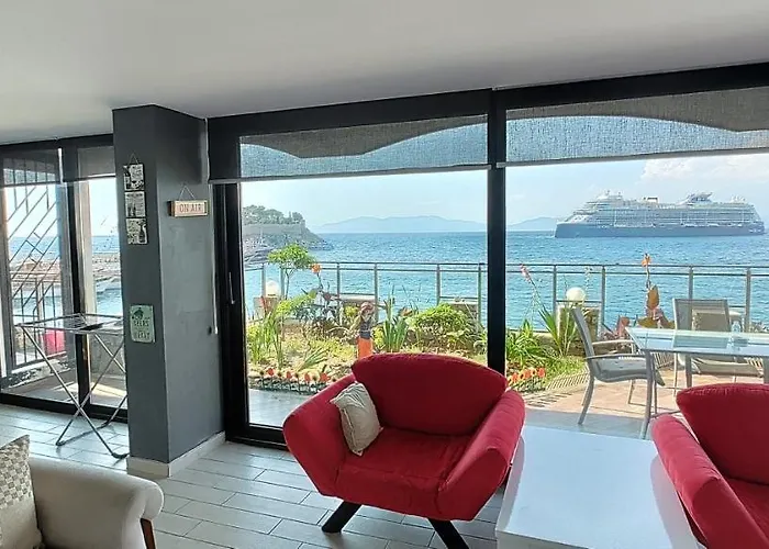 Waterfront Glass Flat * Κουσάντασι