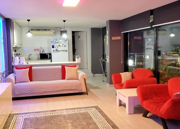 Waterfront Glass Flat Διαμέρισμα Κουσάντασι