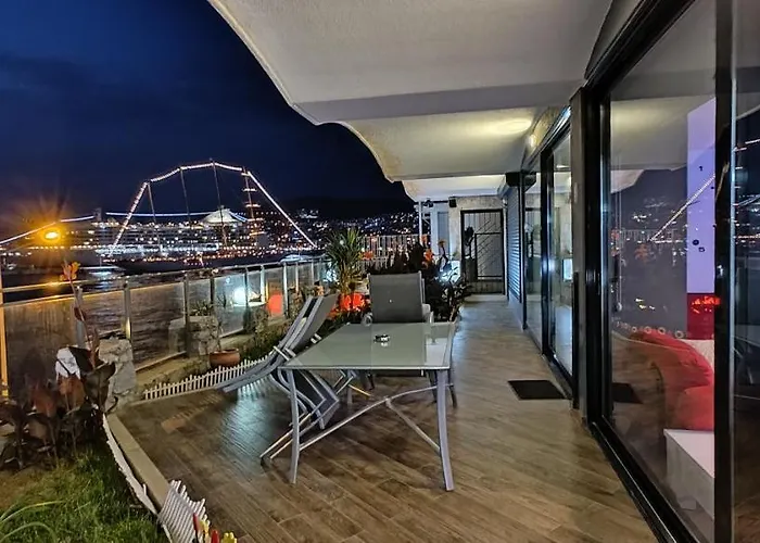 Waterfront Glass Flat * كوشاداسيه